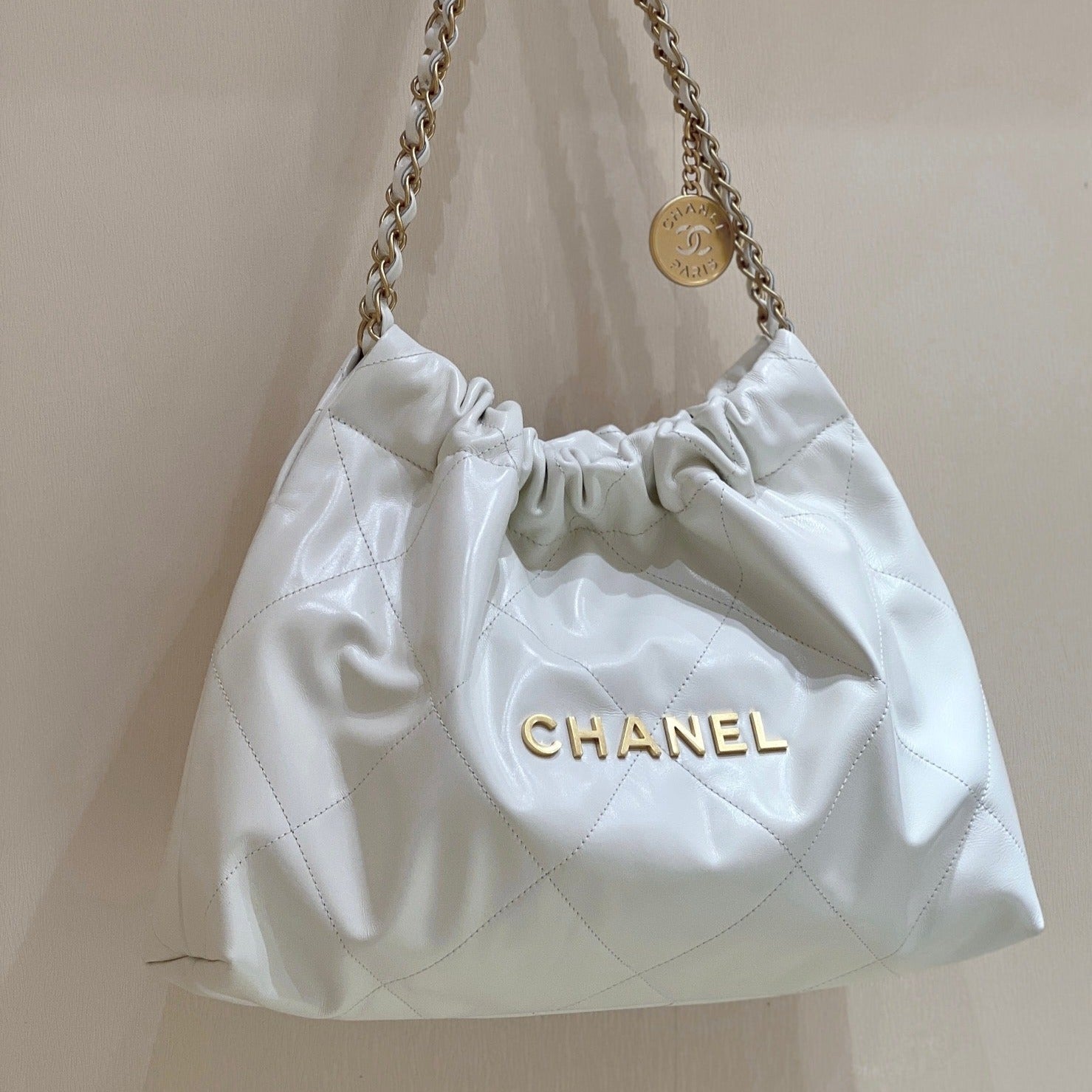 13345556770928043_1800x1800_e27456df-8570-40b9-a6ed-490d230d28c6.jpg CC 19 HOBO BAG 43CM WHITE GOATSKIN GOLD HARDWARE - Image 1