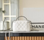 CC VANITY CASE 17 WHITE LAMBSKIN SILVER HARDWARE - Image 5