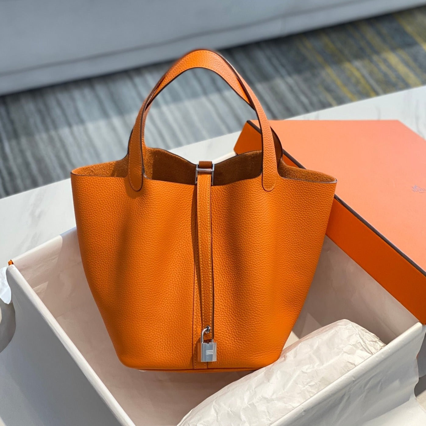 20220327_i1648355084_3661_0_jpg_1800x1800_f1eb4fcd-a0b3-47c7-8c15-94c0b1bcd6f7-1.jpg picotin lock 22 orange SHW - Image 1