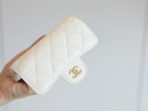 CC FLAP CARD HOLDER 11.3 WHITE GRAINED CALFSKIN GOLD ICON - Image 3