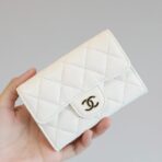 CC FLAP CARD HOLDER 11.3 WHITE GRAINED CALFSKIN GOLD ICON - Image 2