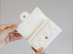 CC FLAP CARD HOLDER 11.3 WHITE GRAINED CALFSKIN GOLD ICON - Image 4