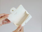 CC FLAP CARD HOLDER 11.3 WHITE GRAINED CALFSKIN GOLD ICON - Image 6