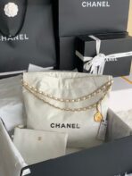 CC MEDIUM 37 HANDBAG IN WHITE SHINY CALFSKIN GOLD HARDWARE - Image 3