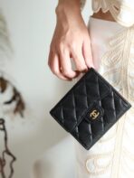 CC FLAP CARD HOLDER 11.5 BLACK GRAINED CALFSKIN GOLD ICON - Image 3