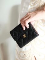 CC FLAP CARD HOLDER 11.5 BLACK GRAINED CALFSKIN GOLD ICON - Image 4