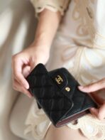 CC FLAP CARD HOLDER 11.5 BLACK GRAINED CALFSKIN GOLD ICON - Image 7