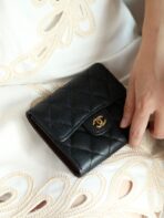 CC FLAP CARD HOLDER 11.5 BLACK GRAINED CALFSKIN GOLD ICON - Image 8