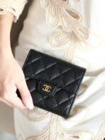 CC FLAP CARD HOLDER 11.5 BLACK GRAINED CALFSKIN GOLD ICON - Image 2