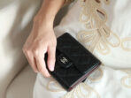 CC FLAP CARD HOLDER 11.5 BLACK GRAINED CALFSKIN SILVER ICON - Image 7
