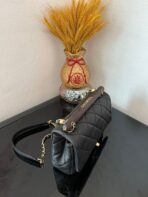 CC FLAP BAG 21 IN BLACK WITH WOODEN HANDLE - Image 7