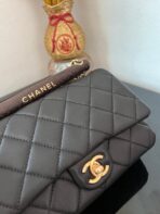 CC FLAP BAG 21 IN BLACK WITH WOODEN HANDLE - Image 5