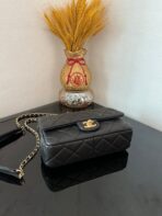 CC FLAP BAG 21 IN BLACK WITH WOODEN HANDLE - Image 4