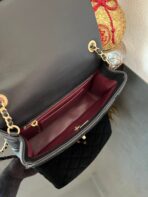 CC FLAP BAG 21 IN BLACK WITH WOODEN HANDLE - Image 8