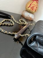 CC FLAP BAG 21 IN BLACK WITH WOODEN HANDLE - Image 9