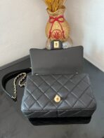 CC FLAP BAG 21 IN BLACK WITH WOODEN HANDLE - Image 6