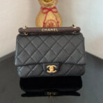 CC FLAP BAG 21 IN BLACK WITH WOODEN HANDLE - Image 2