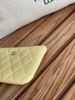 CC CLASSIC SMALL 15 ZIPPED POUCH IN YELLOW CORN GRAINED CALFSKIN - Image 6
