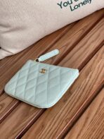 CC CLASSIC SMALL 15 ZIPPED POUCH IN SKY BLUE GRAINED CALFSKIN - Image 4