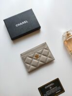 CC CARD HOLDER 11.2 GRAY CALFSKIN WITH GOLD ICON - Image 3