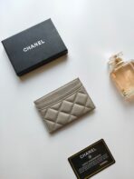 CC CARD HOLDER 11.2 GRAY CALFSKIN WITH GOLD ICON - Image 6