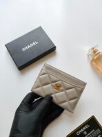 CC CARD HOLDER 11.2 GRAY CALFSKIN WITH GOLD ICON - Image 4