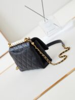 PEARL ATTACHED FLAP BAG 19 IN BLACK QUILTED  GOLD HARDWARE - Image 6