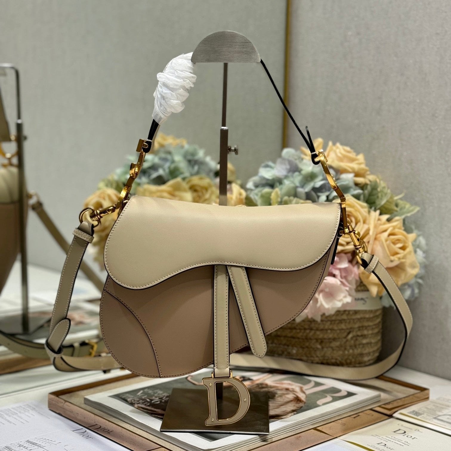 20241024_i1729760760_2954_0_jpg_1800x1800_25c76612-56cd-4fd4-afec-d7313b3ab807.jpg SADDLE BAG 25 WITH STRAP LATTE MEDIUM BROWN GRAINED - Image 1