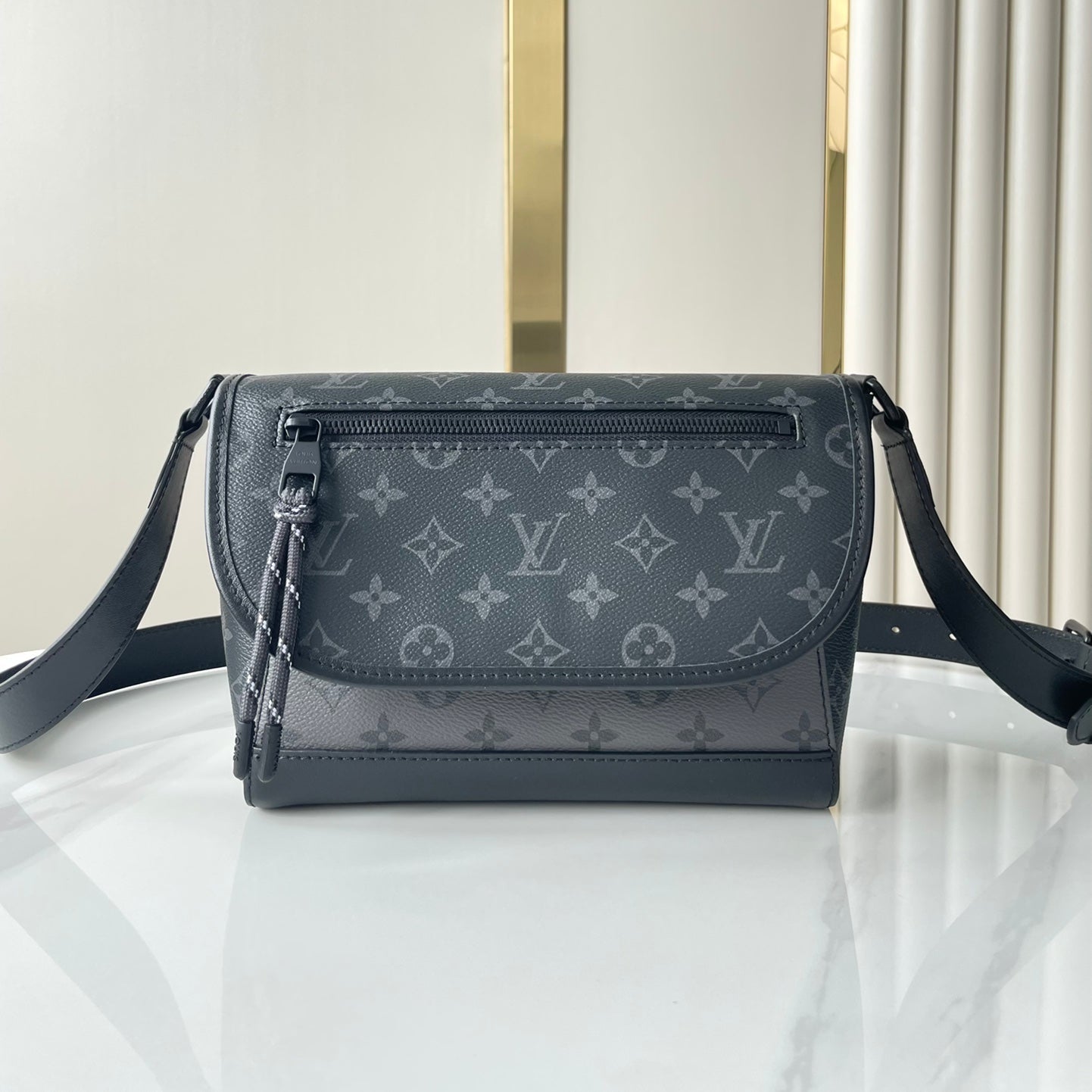 20241031_i1730352697_9021_0_jpg_1800x1800_345de908-57cf-4b93-a997-3a7c09b15ab6.jpg PULSE MESSENGER 26 IN GUN METAL MONOGRAM ECLIPSE COATED CANVAS - Image 1