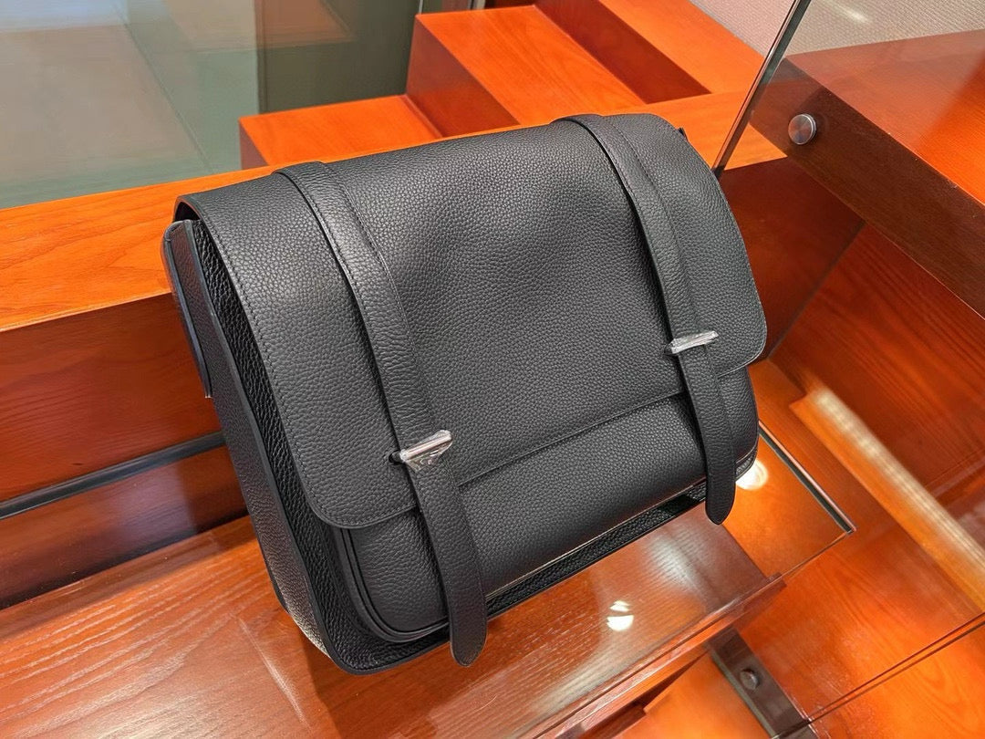 A555E36F-9E5D-4982-B68D-3B2915D25987_1800x1800_61a6b785-d4d4-4c40-a50e-f09f0f9c8a2a-1.jpg HERM MESSENGER - Image 1