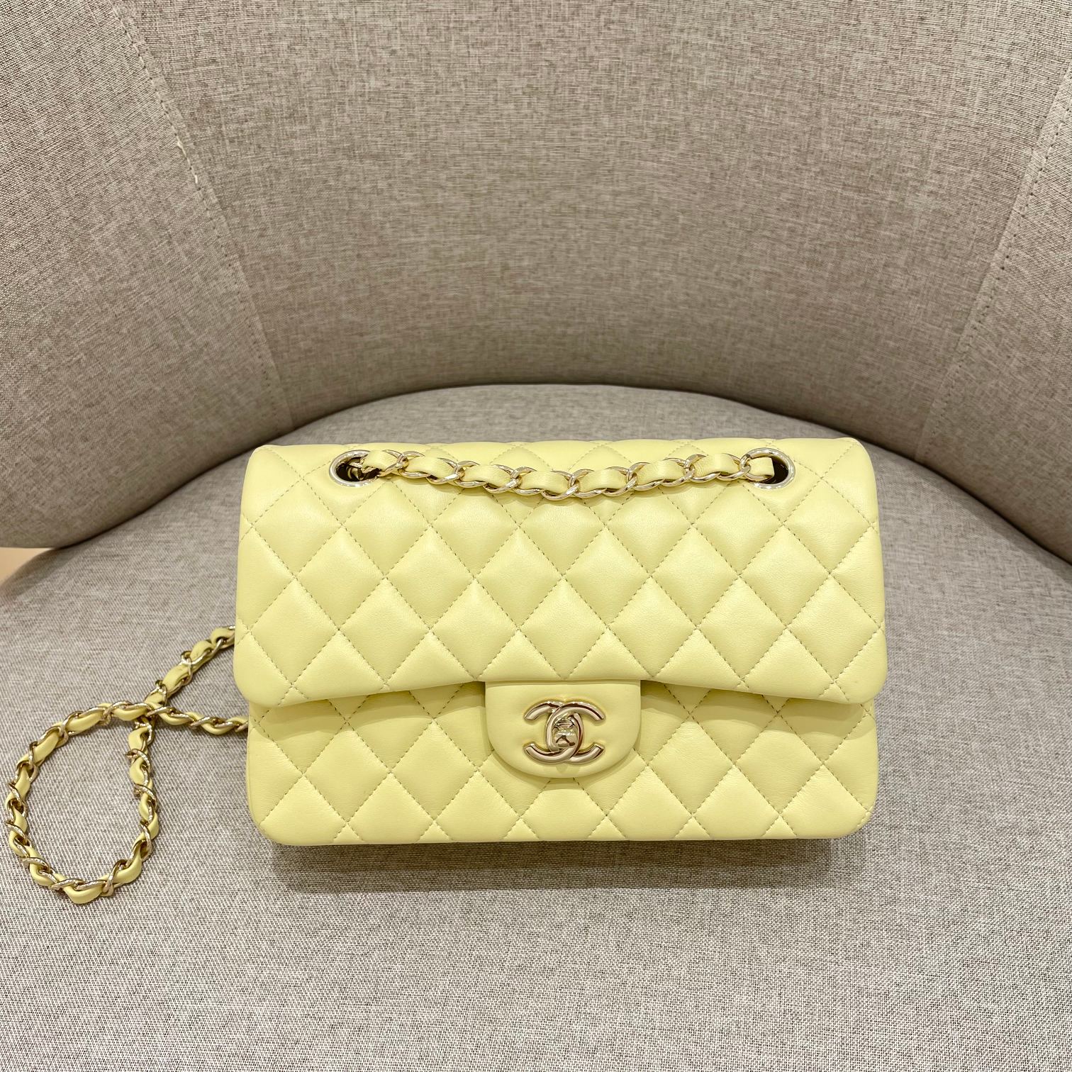 Image_20230926102942_1800x1800_ee9284eb-2a4a-46f3-baed-45e9aeb57aef.jpg FLAP BAG 23CM PASTEL YELLOW LAMBSKIN GOLD HARDWARE - Image 1