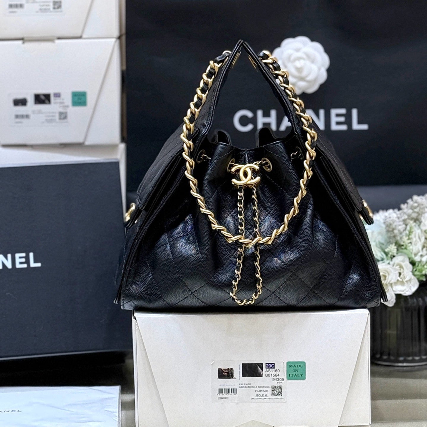 Image_20250406153341_1800x1800_47dffd24-fccc-48c0-afb6-a4bdf0b6917a.jpg CC 25 HANDBAG IN BLACK 30 GRAINED CALFSKIN GOLD HARDWARE - Image 1