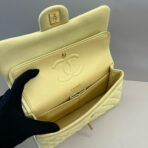 25C FLAP BAG 25 IN YELLOW QUILTED LAMBSKIN GOLD HARDWARE - Image 4
