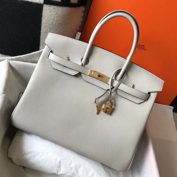 hb35clpg_1800x1800_339bdfd2-9386-41d5-b4b1-f078c13366db-2.jpg HERM Birkin 35cm Bag In Pearl Grey GHW - Image 1