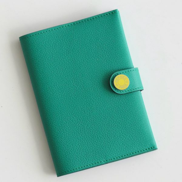 hch3evvv_1800x1800_87435638-4f4e-4e86-be6a-9ce80f272ea9-1.jpg HERM R.M.S Passport Holder in Vert Verone Evercolor - Image 1