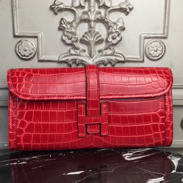 hjicrred_1800x1800_e9b107ae-004c-4977-b421-63fe5d17a233-2.jpg HERM Jige Elan 29 Clutch In Red Embossed crocodile - Image 1