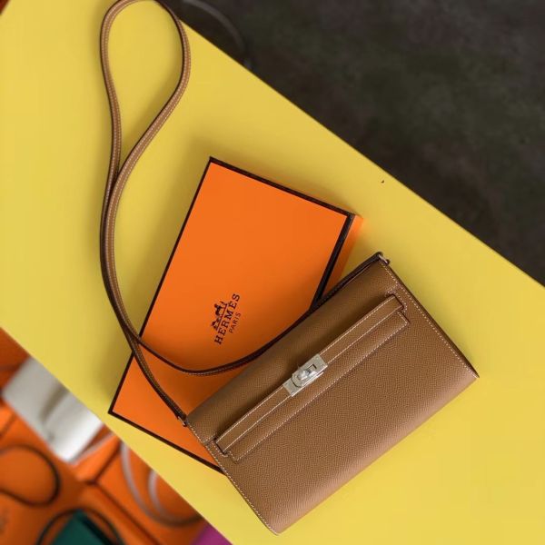 hwoc1epgo_1_1800x1800_028a257f-d233-47e0-9ddd-9eacf6143515-2.jpg HERM Kelly Classique To Go Wallet In Gold - Image 1