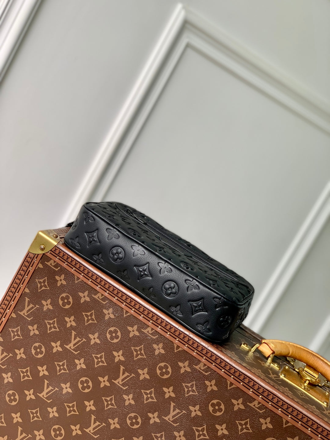 POCHETTE KASAI 24.5 IN BLACK MONOGRAM SHADOW CALFSKIN - Image 6
