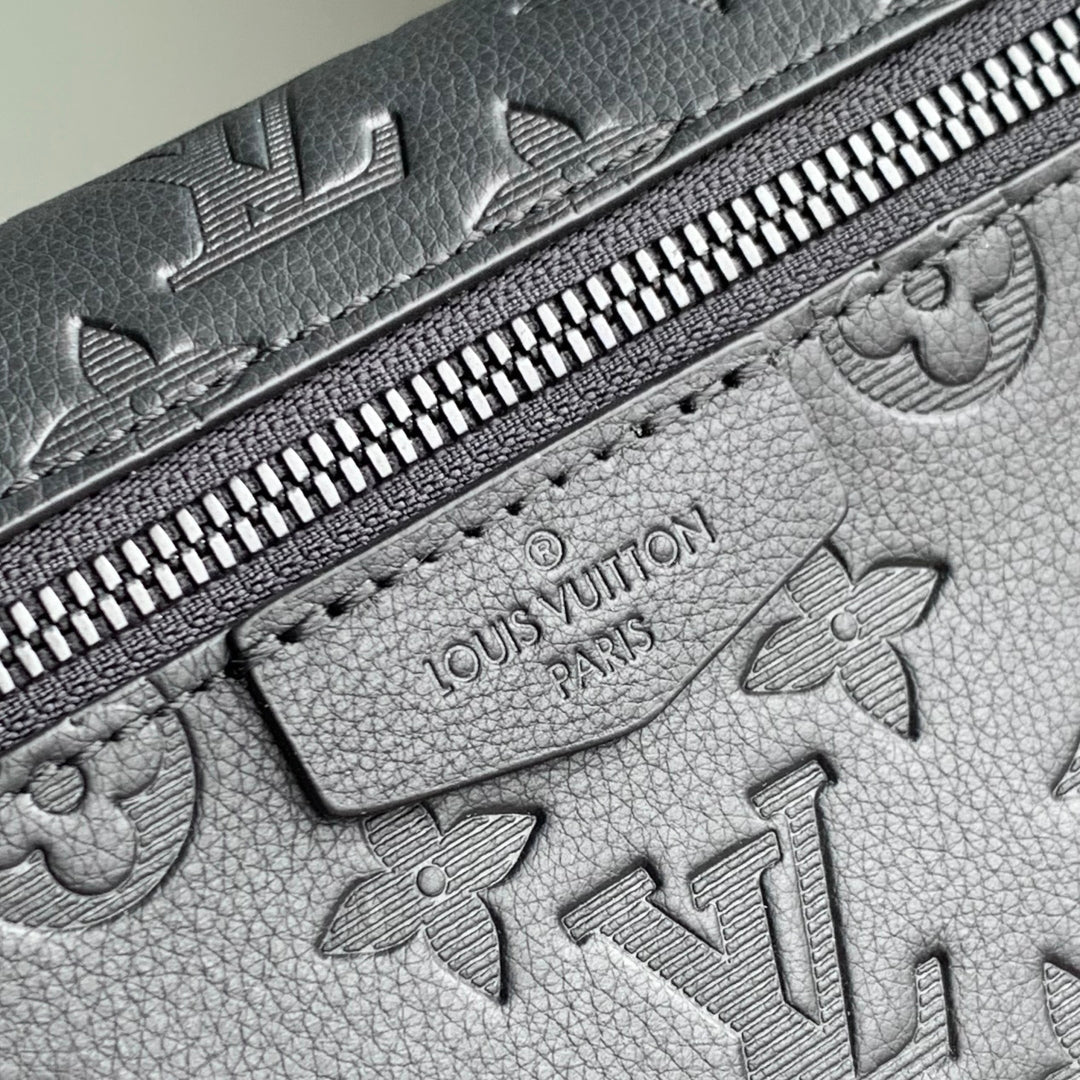 PULSE MESSENGER 26.6 IN BLACK MONOGRAM SHADOW EMBOSSED CALFSKIN - Image 10