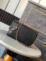CLASSIC FLAP BAG 22 IN BLACK CALFSKIN GOLD HARDWARE - Image 3