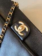 CLASSIC FLAP BAG 22 IN BLACK CALFSKIN GOLD HARDWARE - Image 4