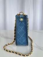 CC 25 HOBO HANDBAG IN LIGHT BLUE DENIM DIP - Image 8