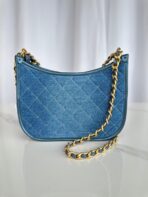 CC 25 HOBO HANDBAG IN LIGHT BLUE DENIM DIP - Image 4