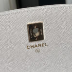 25C FLAP BAG 18 IN WHITE SHINY GRAINED  GOLD HARDWARE - Image 8