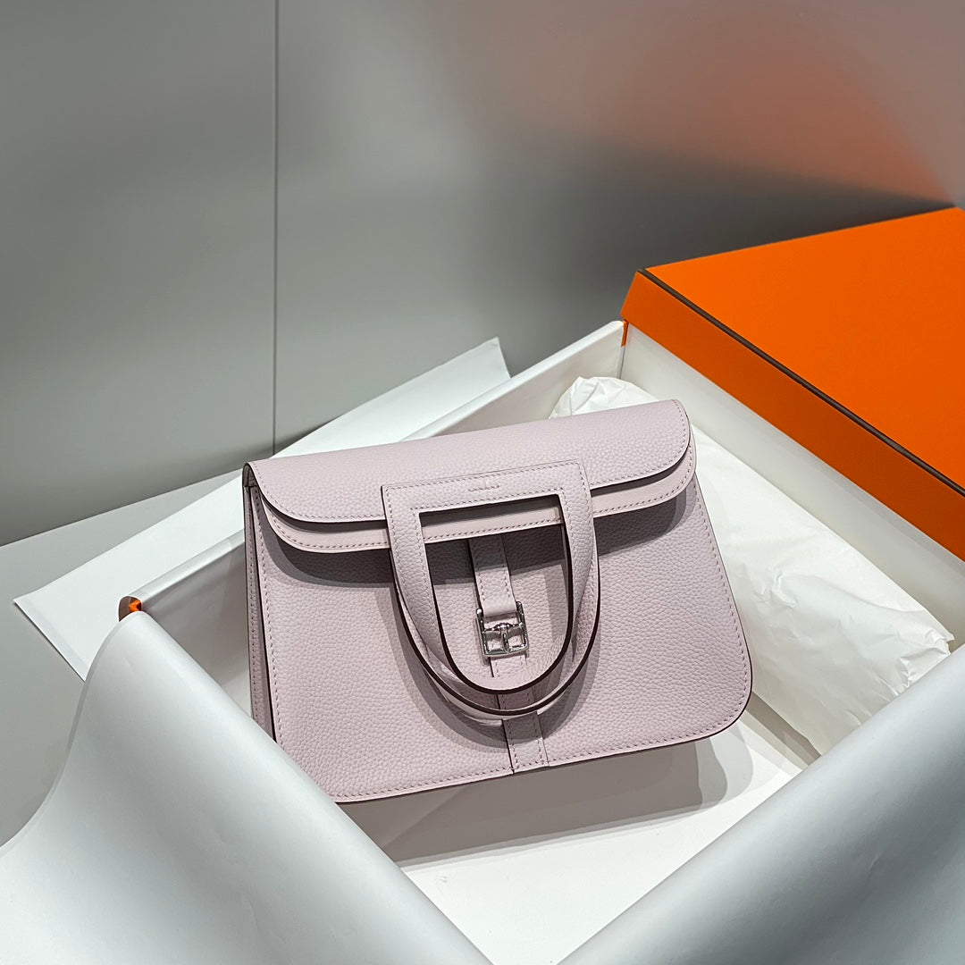 img_b17e98d7_20240709_i1720524219_1568_1_jpg_1800x1800_ee810d3a-2aeb-4a15-ad87-aa3b1de9213d-2.jpg HALZAN 25 HANDLE BAG IN BABY PINK GRAINED - Image 1