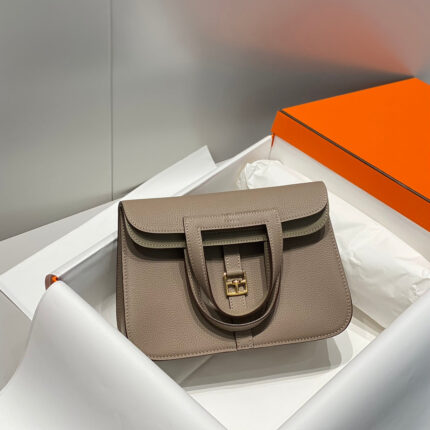 HALZAN 25 HANDLE BAG IN COFFEE BROWN GRAINED