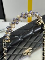 PEARL HANDLE FLAP BAG 18 IN BLACK SHINY - Image 4