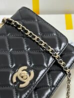 PEARL HANDLE FLAP BAG 18 IN BLACK SHINY - Image 9