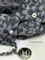 LARGE DRAWSTRING FLORAL PRINT SHOULDER BAG 39 IN BLACK MIX GREY DENIM - Image 5