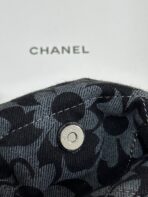 LARGE DRAWSTRING FLORAL PRINT SHOULDER BAG 39 IN BLACK MIX GREY DENIM - Image 7